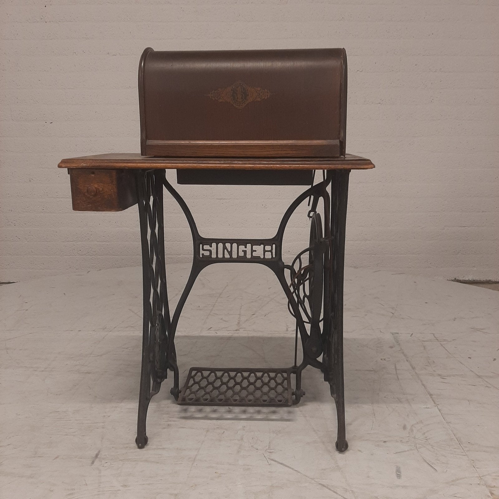 Antieke Singer trapnaaimachine in houten kast, Ophalen