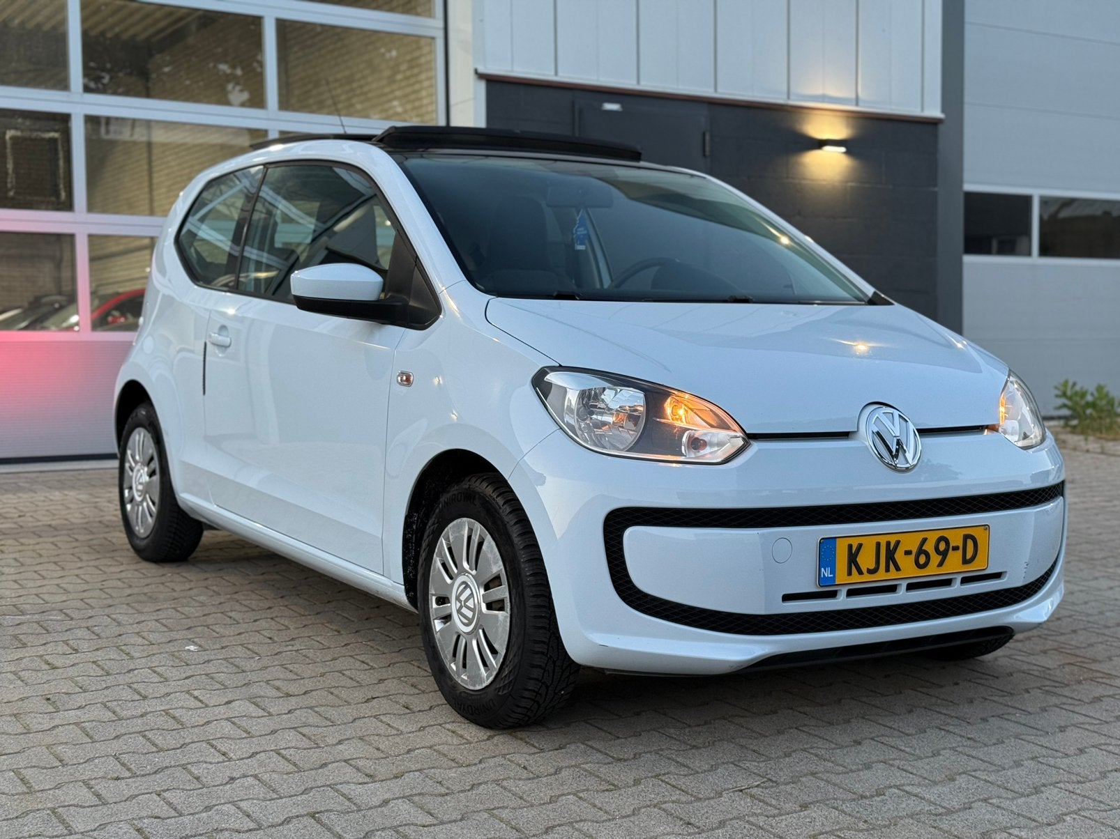 Volkswagen up! 1.0 2013 Panorama Schuifdak Wit Nette Staat, Auto's, Voorwielaandrijving, Stof, 4 stoelen, Wit