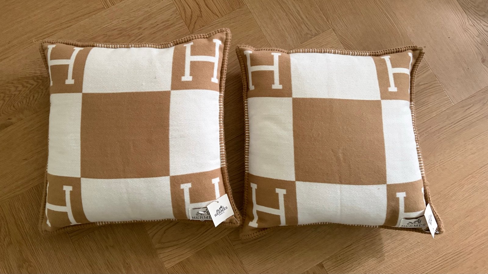 NIEUW: Set van 2 Hermès sierkussens - Bruin/Wit, Overige merken, Meerkleurig, Afneembare hoes, Vierkant