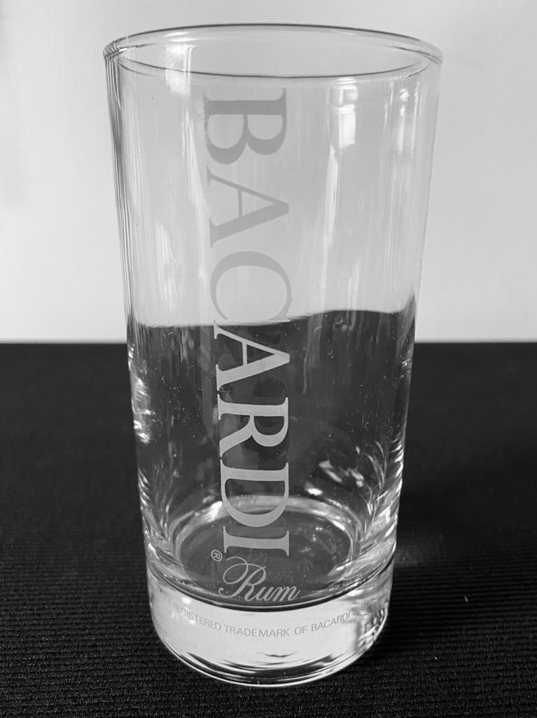 Bacardi rum glas met verzwaarde bodem. H. 12, cm:, Ophalen of Verzenden, Zo goed als nieuw, Borrel- of Shotglas