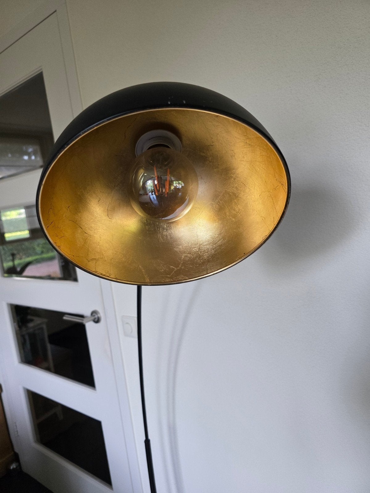 Moderne Zwarte Booglamp met Gouden Binnenkant, Huis en Inrichting, Lampen | Vloerlampen, Ophalen, Gebruikt, Modern, Industrieel