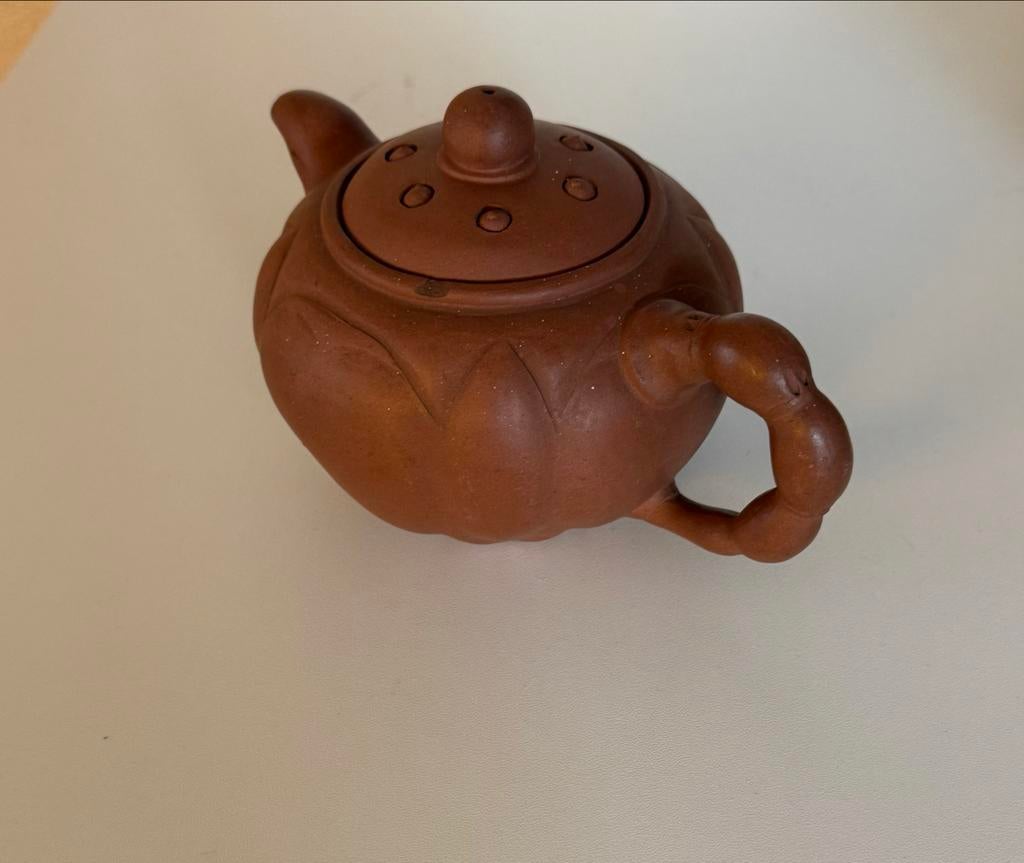 Antiek  bruine  chinese trekpotje met decoratie, Verzenden