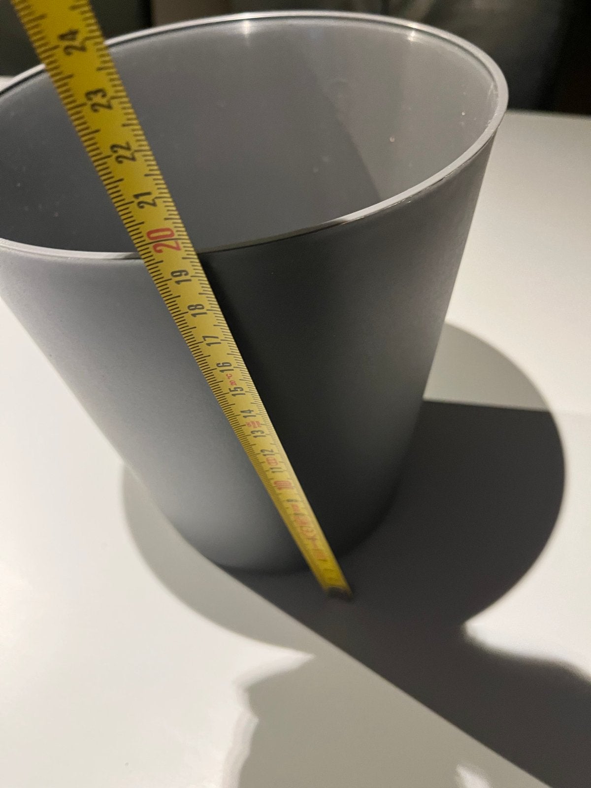 Grijze kunststof bloempot - Modern design, Kunststof, Verzenden, Rond, Binnen