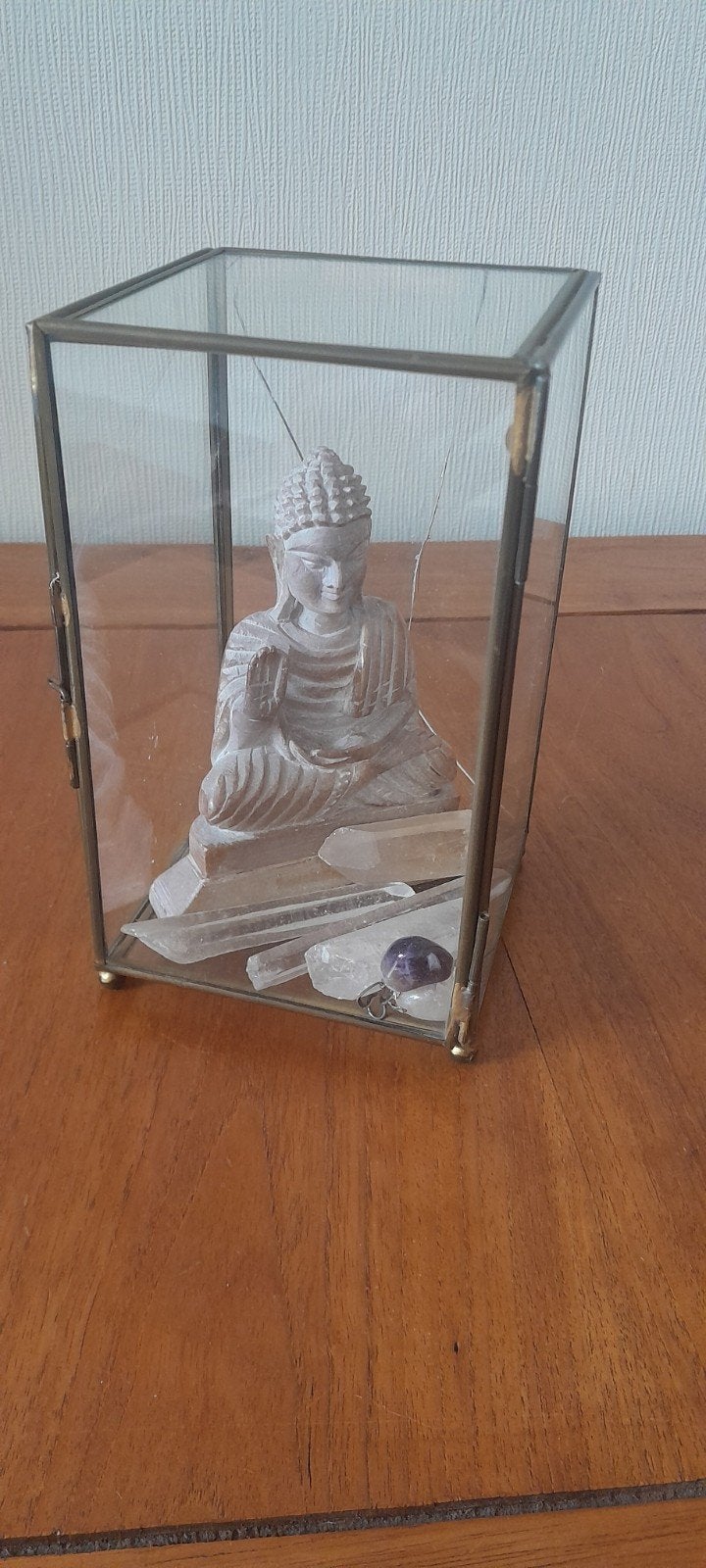 Boeddha beeldje in glazen vitrine, Gebruikt, 15 cm, Steen/keramiek, Beige