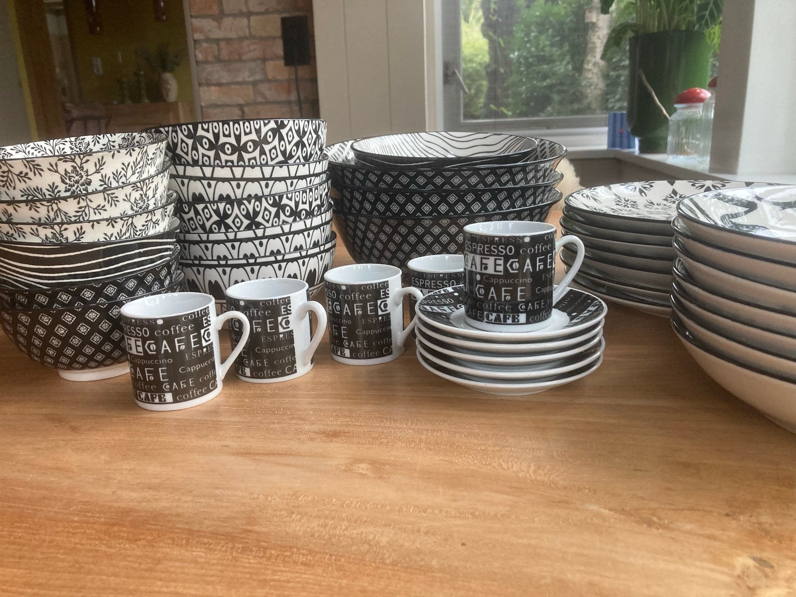 Compleet servies zwart/wit met diverse patronen, Huis en Inrichting, Keuken | Servies, Ophalen, Gebruikt, Keramiek, Modern