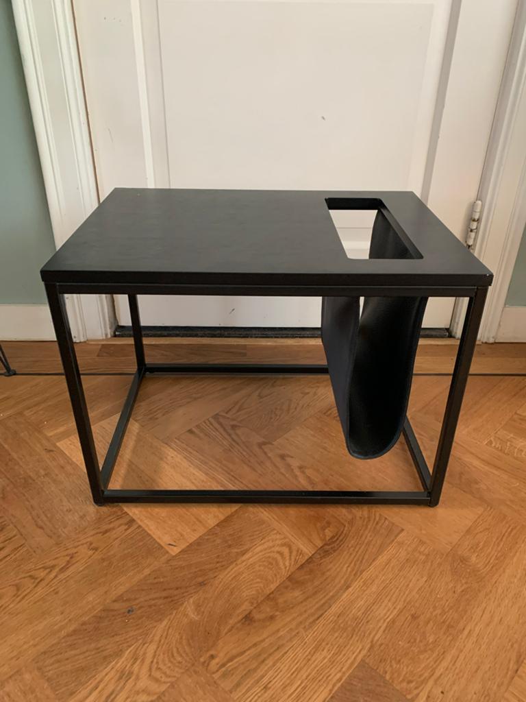 Industriële zwarte bijzettafel met tijdschriftenvak, Huis en Inrichting, Tafels | Bijzettafels, Minder dan 55 cm, Industrieel - minimalistisch