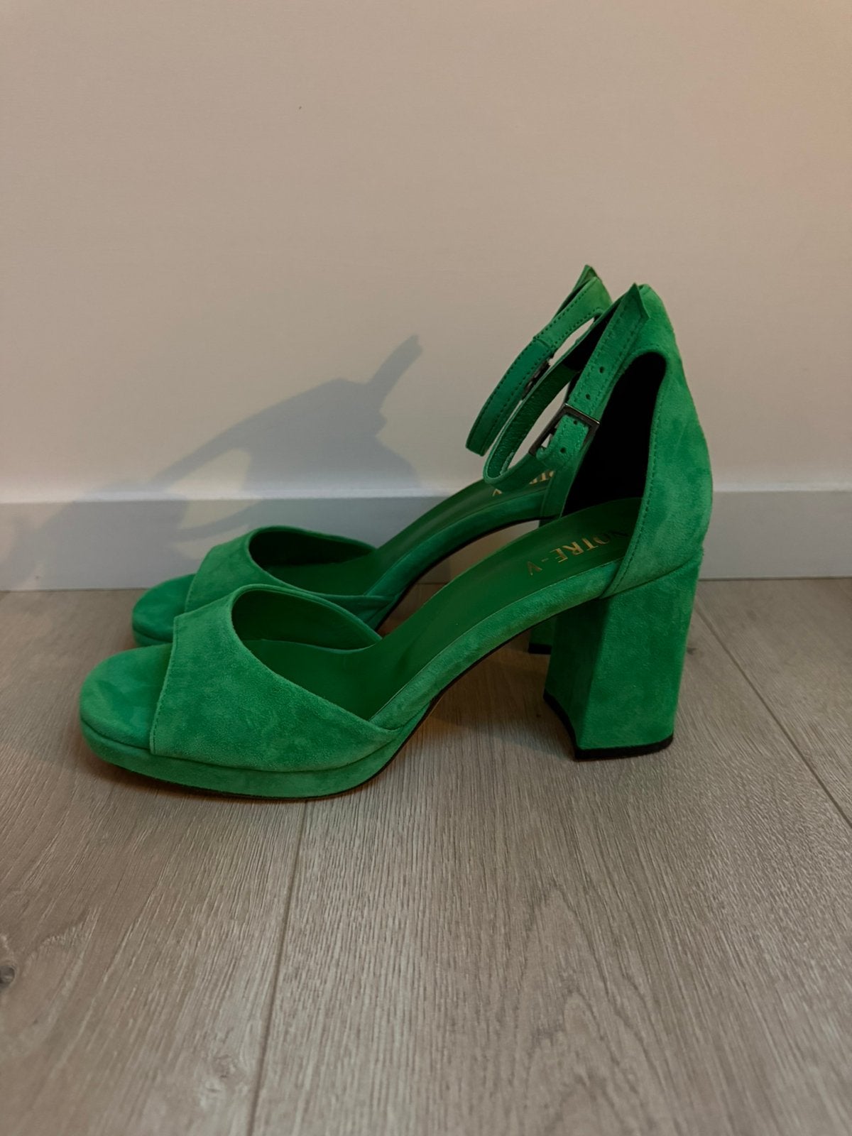 Sandalen met hak - Groen - Notre V - 39, Ophalen of Verzenden, Zo goed als nieuw, Schoenen met hoge hakken, Groen