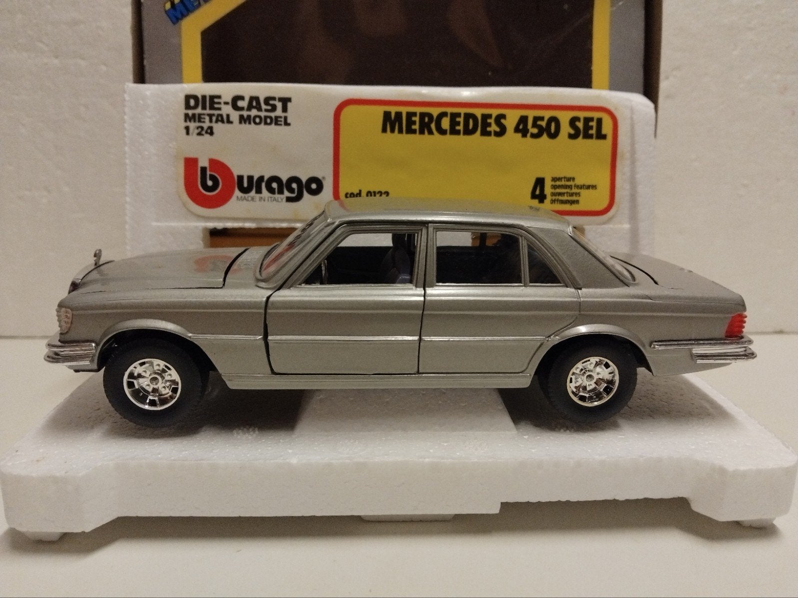 Old Bburago 1:24 Mercedes Benz 450 SEL zilvergrijs 1979, Hobby en Vrije tijd, Modelauto's | 1:24, Ophalen of Verzenden, Zo goed als nieuw