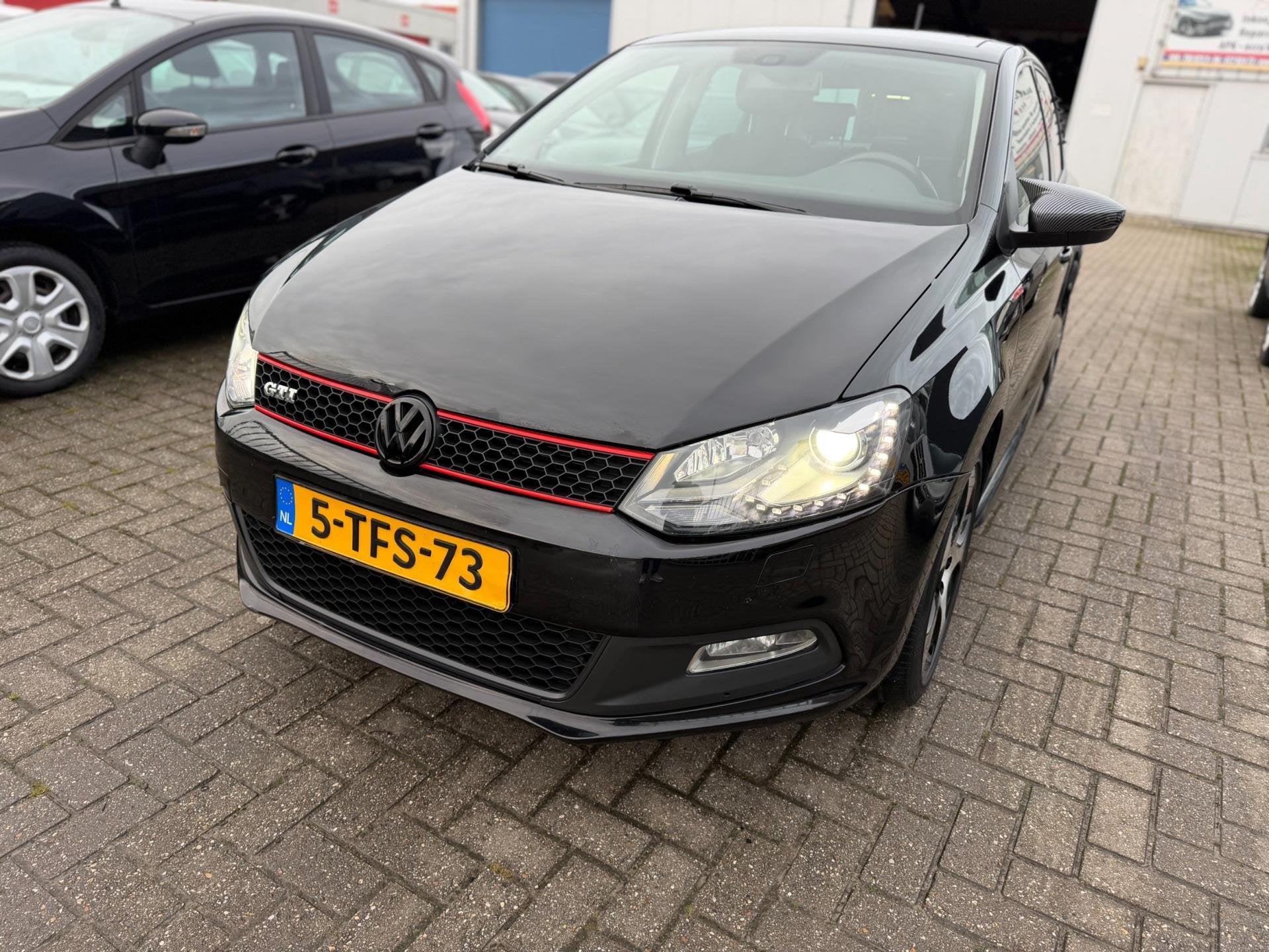 Volkswagen Polo 1.2 TSI R-Line Edition|Apk 10-2027, Auto's, Euro 5, 4 cilinders, Zwart, Bedrijf
