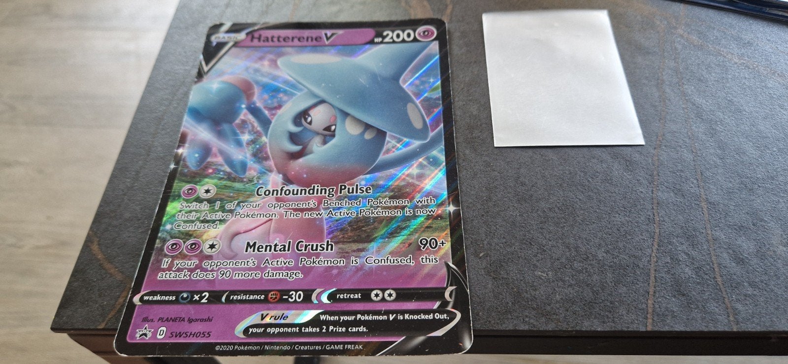MEGA Grote Hatterene V Pokémon Kaart - Zeldzaam!, Ophalen of Verzenden, Zo goed als nieuw, Losse kaart, Foil