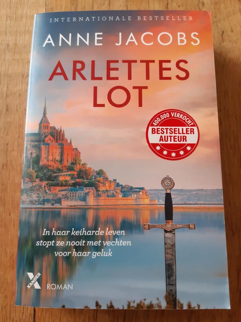Anne Jacobs - Arlettes lot, Boeken, Historische romans, Gelezen, Ophalen of Verzenden