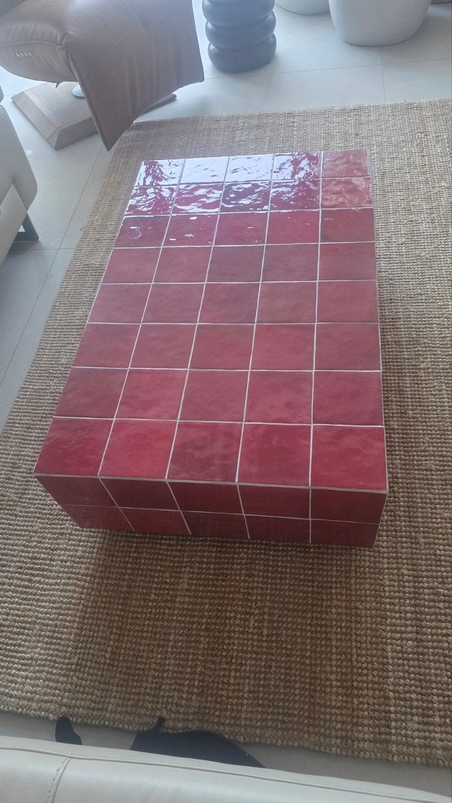 Salontafel met bordeauxrode tegels - Uniek design