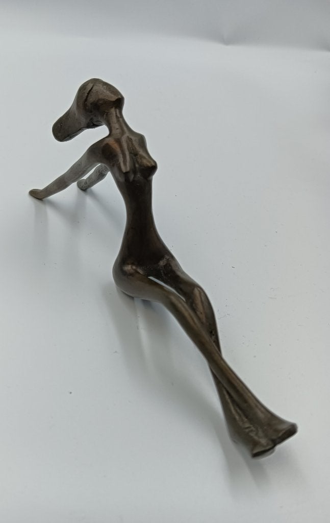 Vintage modernistisch bronzen beeldje – Liggende vrouw., Ophalen of Verzenden, Brons