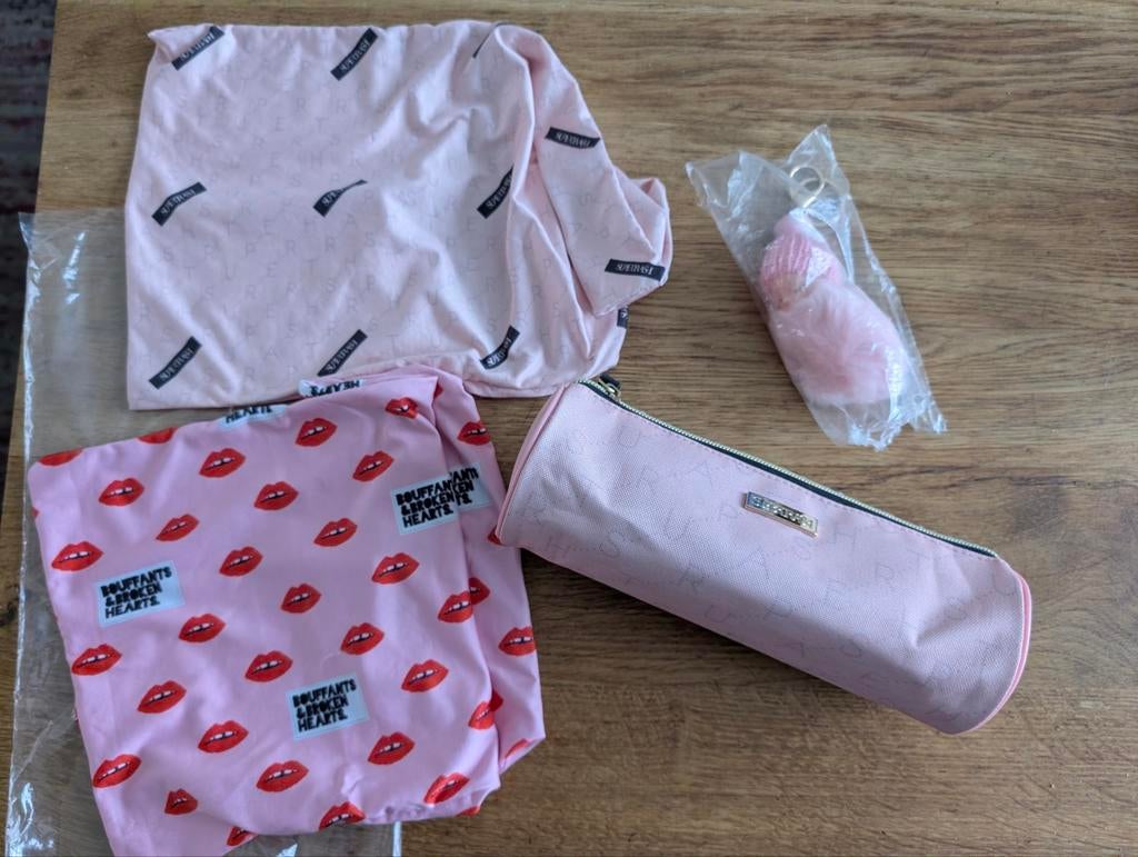 Etui, rekbare boeken kaften supertrash en sleutelhanger, Ophalen of Verzenden, Nieuw