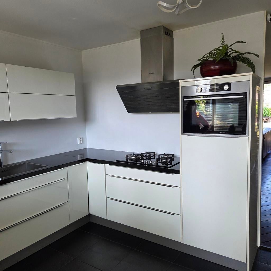 Moderne hoekkeuken met inbouwapparatuur 252,5 x 252,5, Huis en Inrichting, Keuken | Complete keukens, Ophalen, Wit, Hoekkeuken