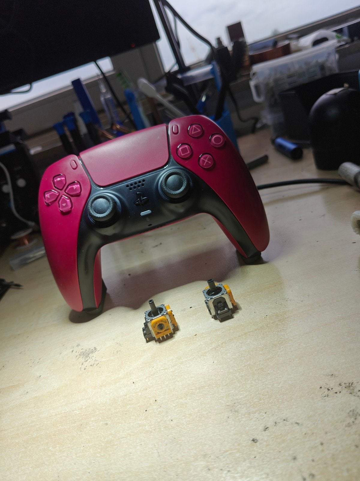 PS5 DualSense Rood Met Hall-Effect, 1234ab, PlayStation 5, Ophalen of Verzenden, Zo goed als nieuw