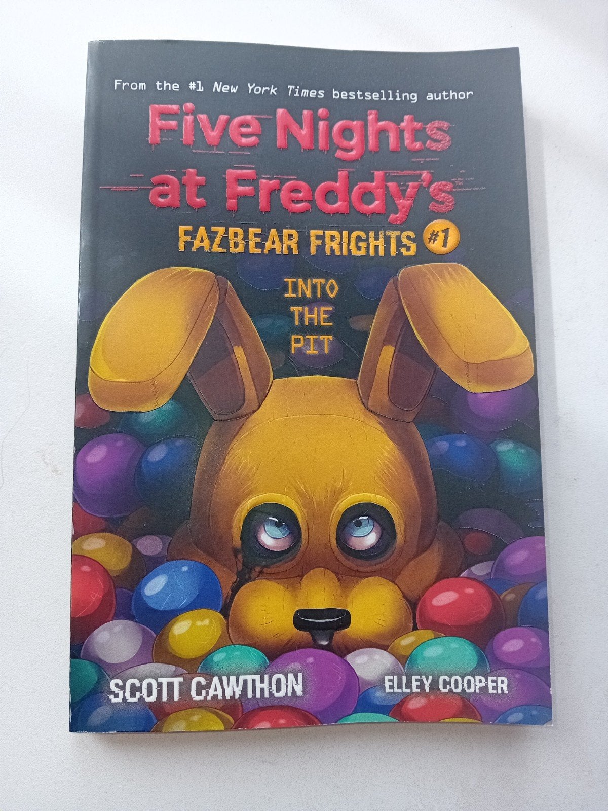 Five Night's at Freddy's Fazbear Frights #1 Into the Pit, Boeken, Ophalen, Zo goed als nieuw, Scott Cawthon