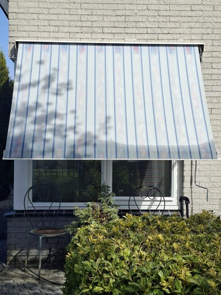 Uitvalscherm - Wit/Blauw gestreept zonnescherm, Tuin en Terras, Zonneschermen, Gebruikt, Uitvalscherm, Minder dan 150 cm, Minder dan 250 cm