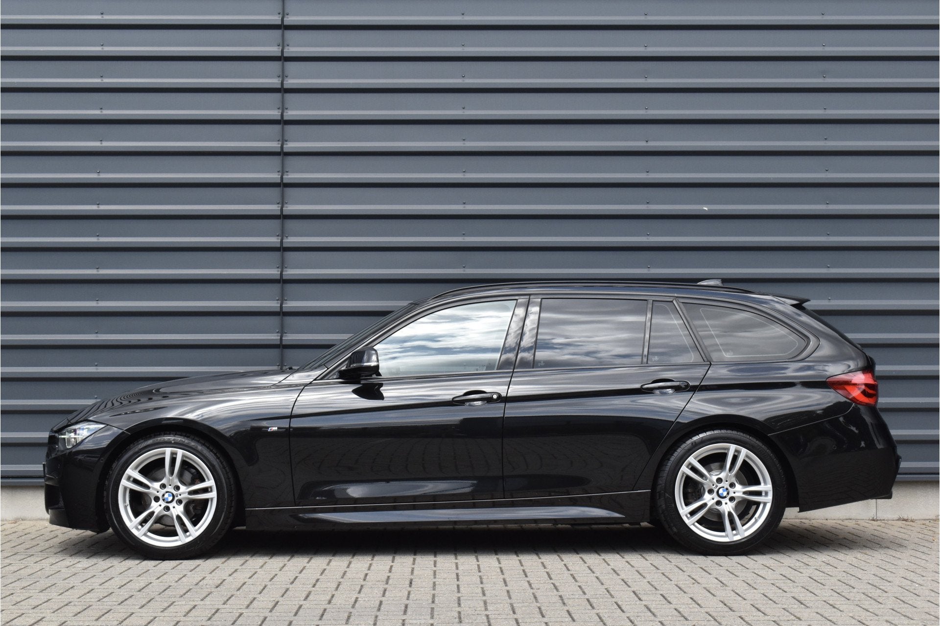 BMW 3 Serie Touring 320i M Sport Shadow | Virtual Cockpit |, Automaat, 1998 cc, Achterwielaandrijving, 4 cilinders