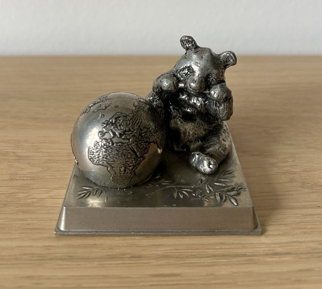 Vintage tinnen beeldje van een Panda en wereldbol van WWF, Ophalen of Verzenden, Gebruikt, Dier