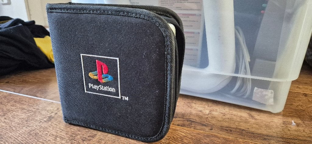 Originele Playstation 1 Cd opbergmap vintage, Ophalen of Verzenden, Nieuw, Reclamebord