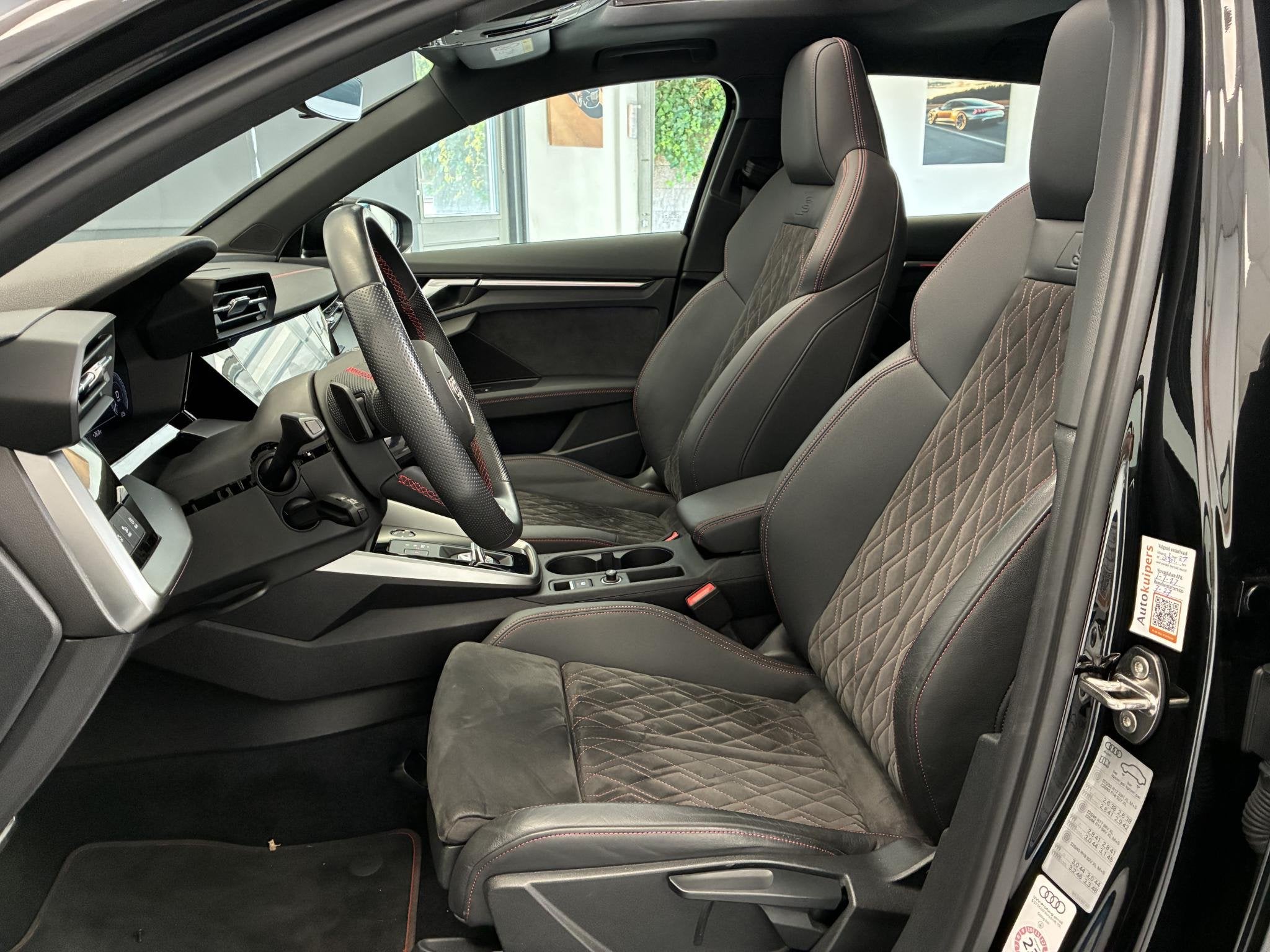 Audi A3 Sportback 45 TFSI e S edition Competition | PANO | R, Auto's, Gebruikt, 4 cilinders, Met garantie (alle), Zwart