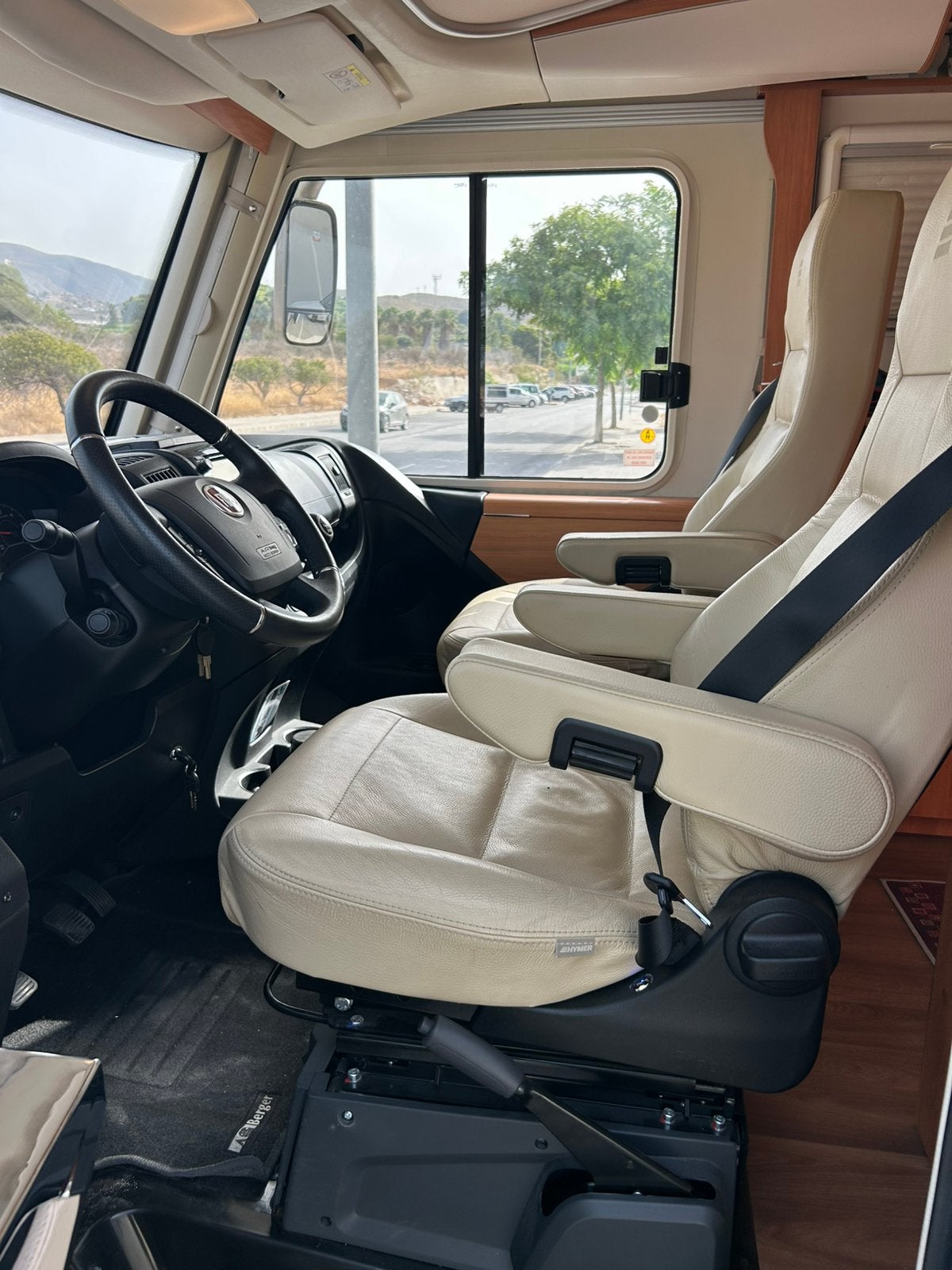 Foto 22 van Hymer B 534 DL Integr.Camper met autom.motor airco als nieuw