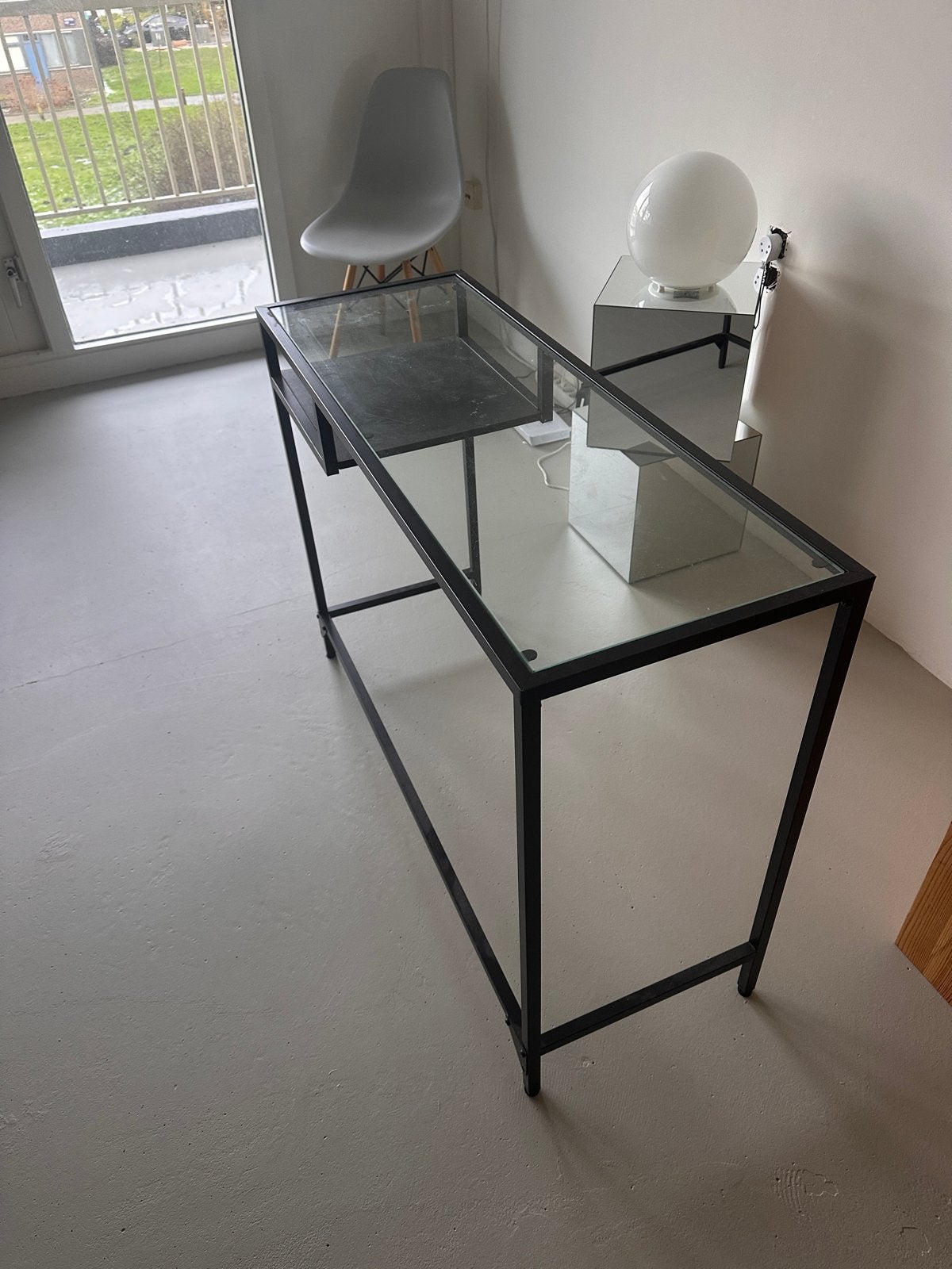 IKEA VITTSJÖ - Glazen bureau met metalen frame, Huis en Inrichting, Tafels | Sidetables, Ophalen, Gebruikt, 100 tot 150 cm, Glas