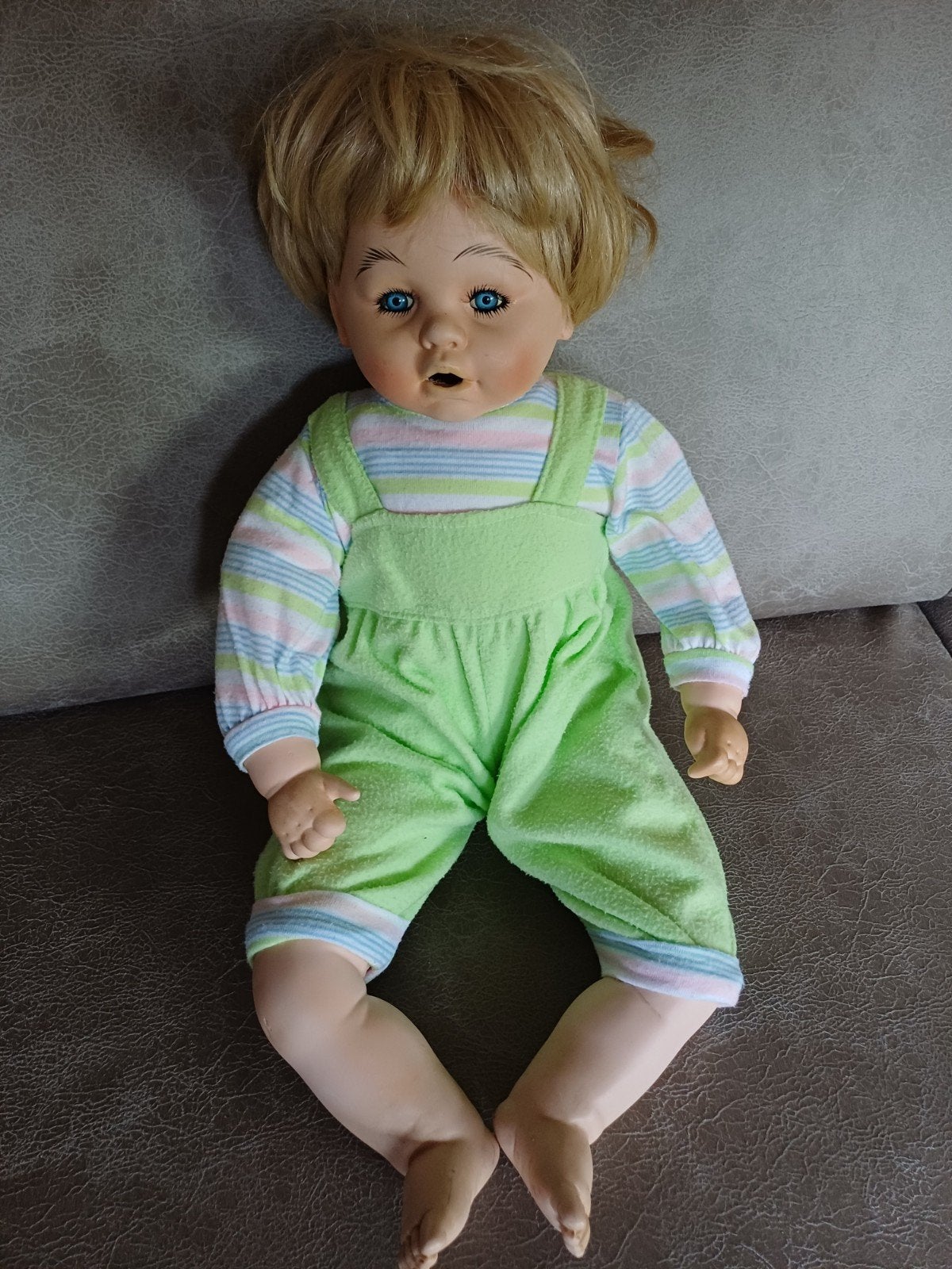 Mooie porseleinen pop met stoffen lijfje - 55cm, Ophalen, Gebruikt, Pop