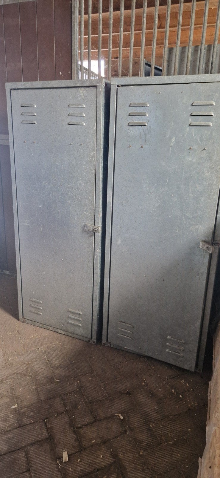2 metalen zadelkasten 60 x 60 x 150cm, Ophalen, Zo goed als nieuw