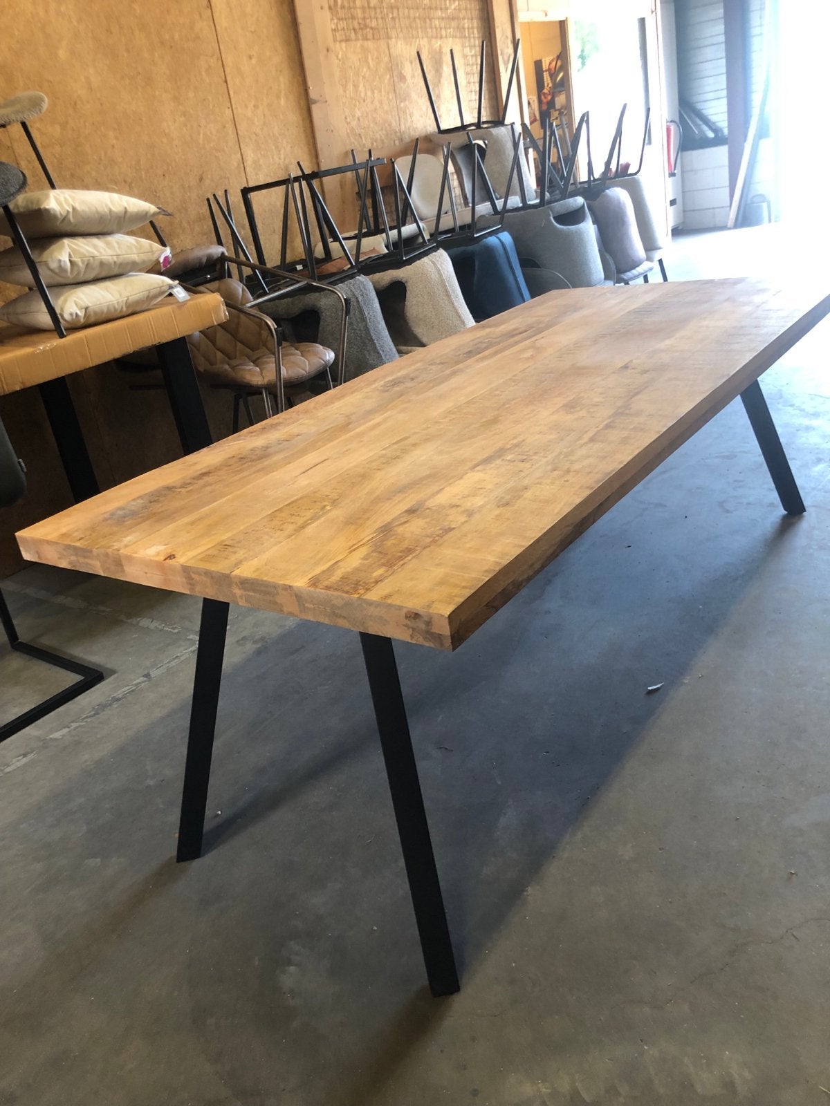 Nieuwe massief mango houten tafel met stalen poten., Huis en Inrichting, Tafels | Eettafels, ., 100 tot 150 cm, ., .