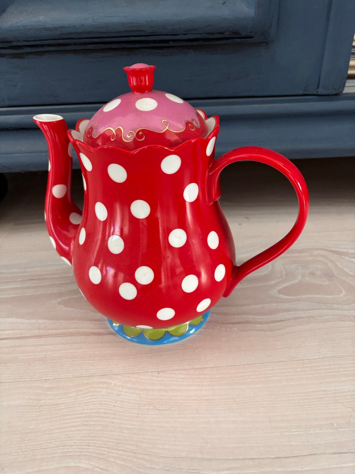 Oilily Theepot - Rode theepot met witte stippen, Theepot/fluitketel, Verzenden, Zo goed als nieuw, Steen/keramiek