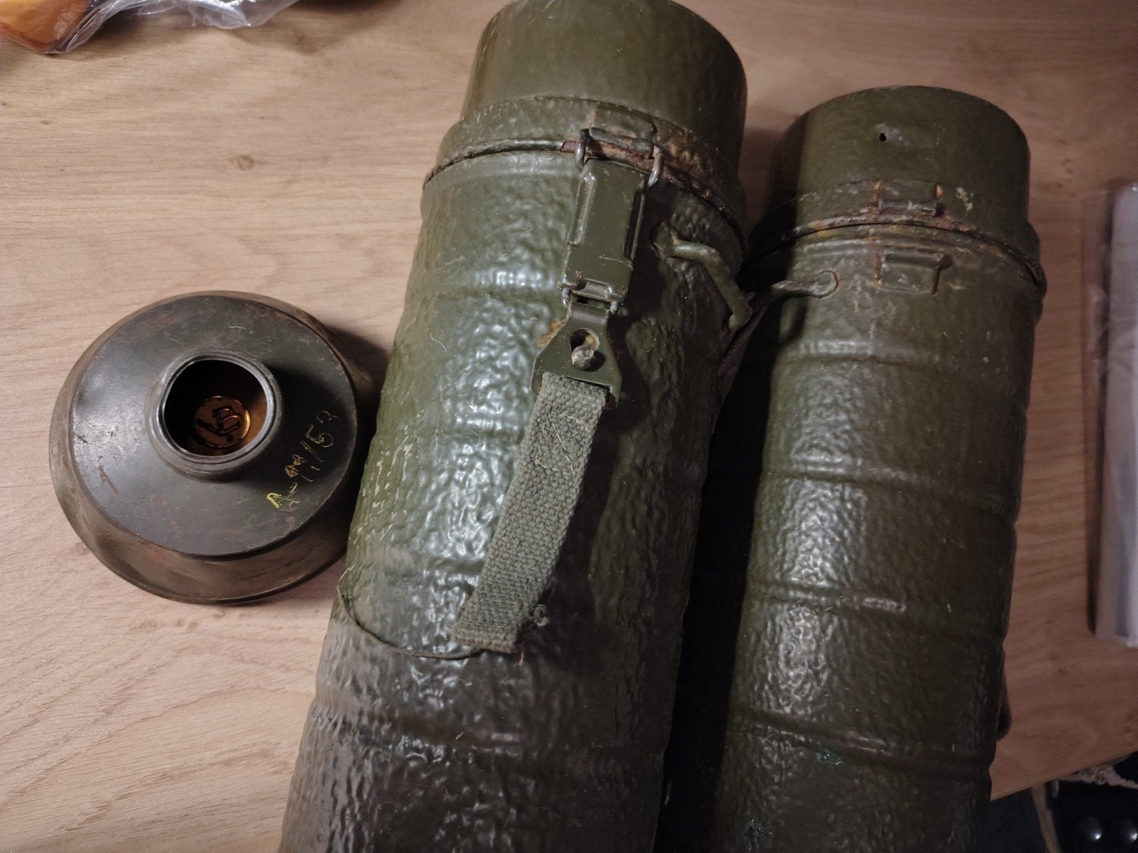 2 gasmaskers en 1 filter, Verzamelen, Militaria | Algemeen, Ophalen of Verzenden, Landmacht, Nederland