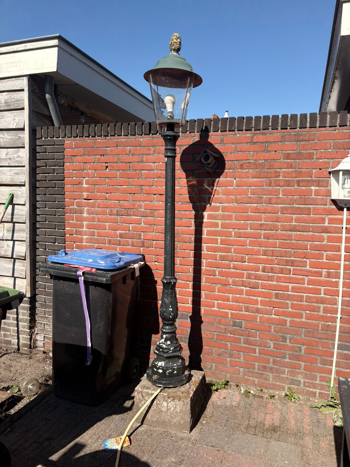 Antieke buiten lantaarn, Ophalen
