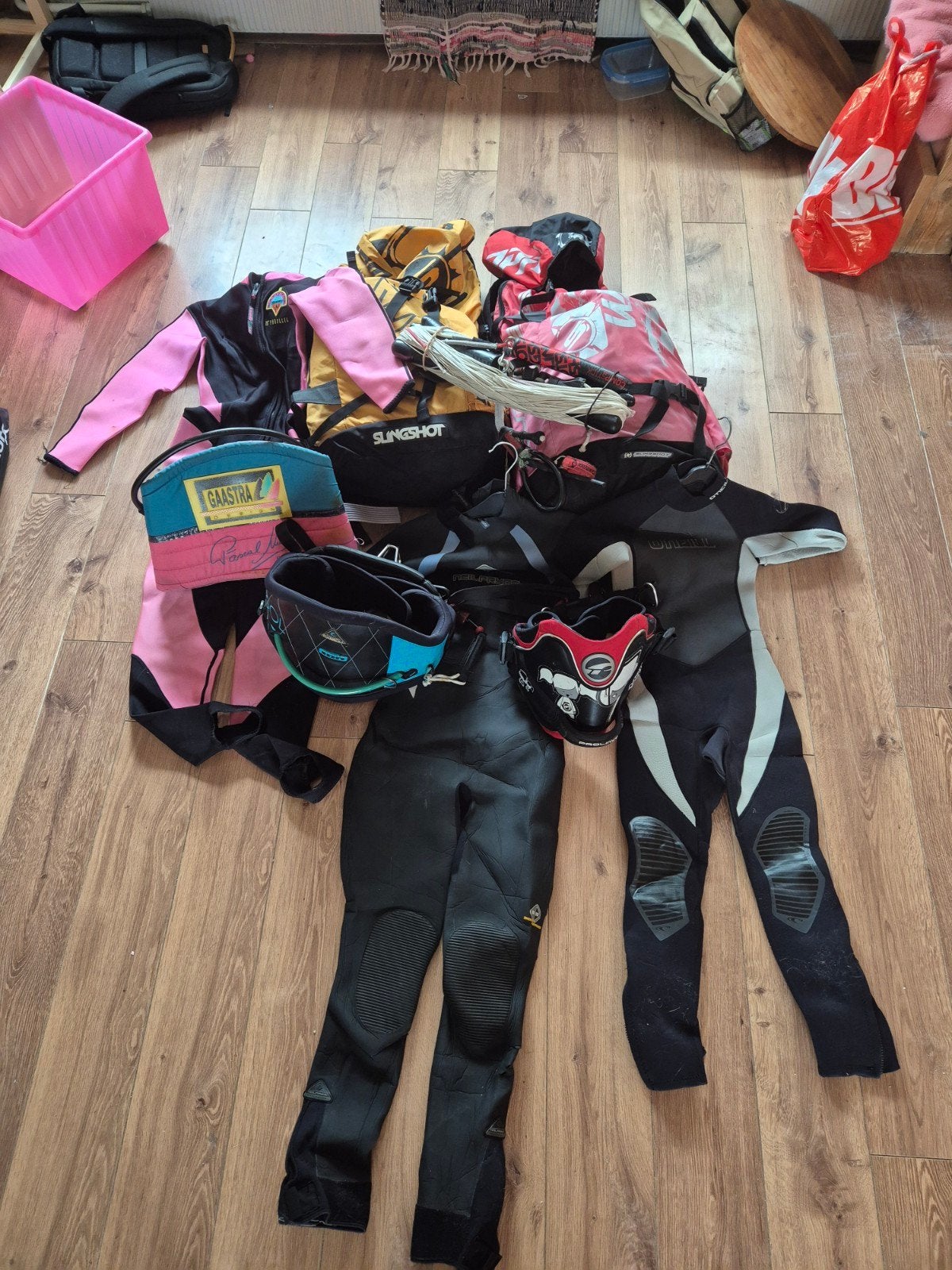 Kitesurf set: 2 kites, 3 trapezes, 3 wetsuits en 1 bar, Twintip, Ophalen, Gebruikt, Kitesurf-set