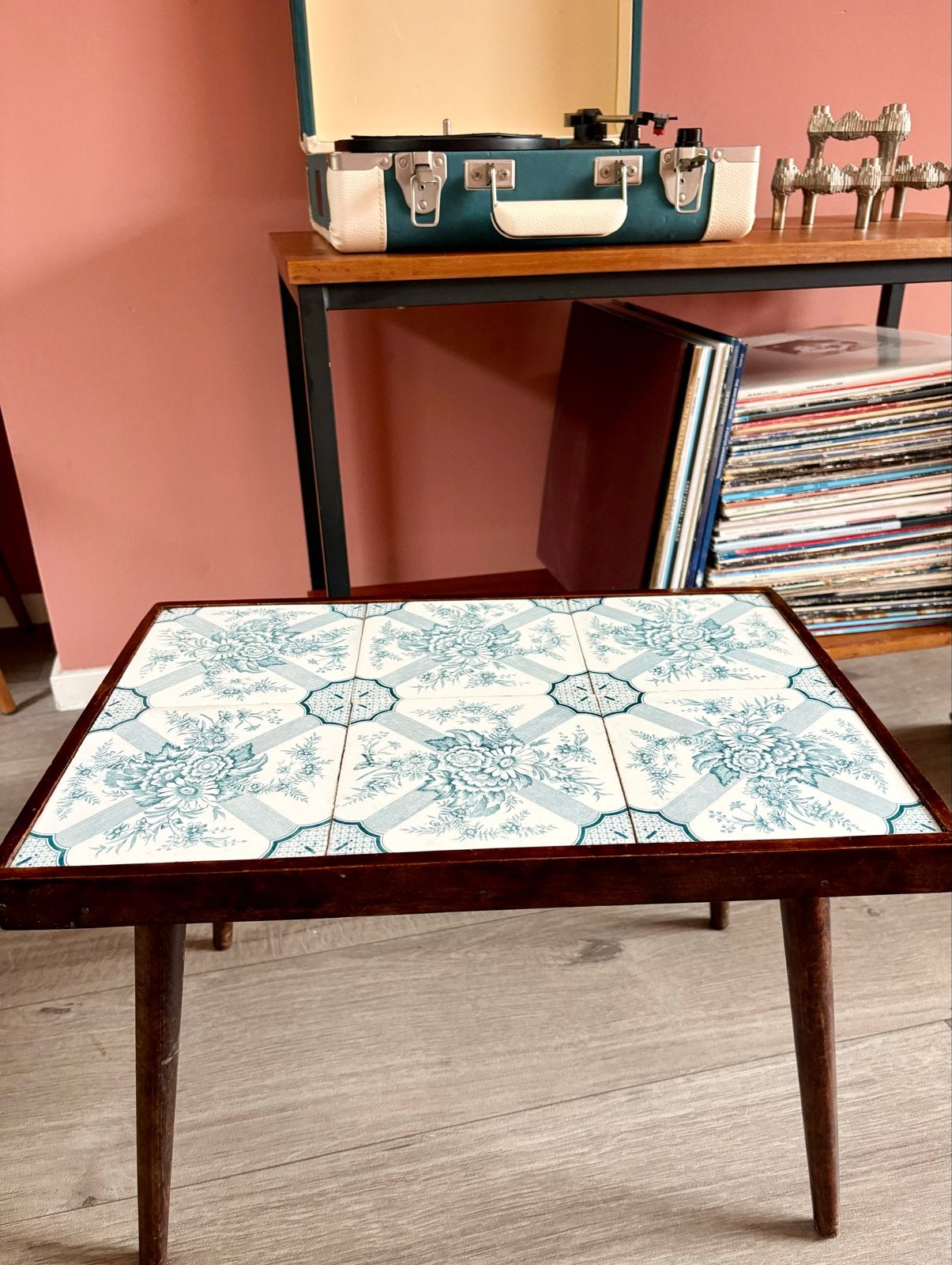 Vintage bijzettafel met tegels - Uniek design, Ophalen, Minder dan 45 cm, Minder dan 55 cm, Gebruikt