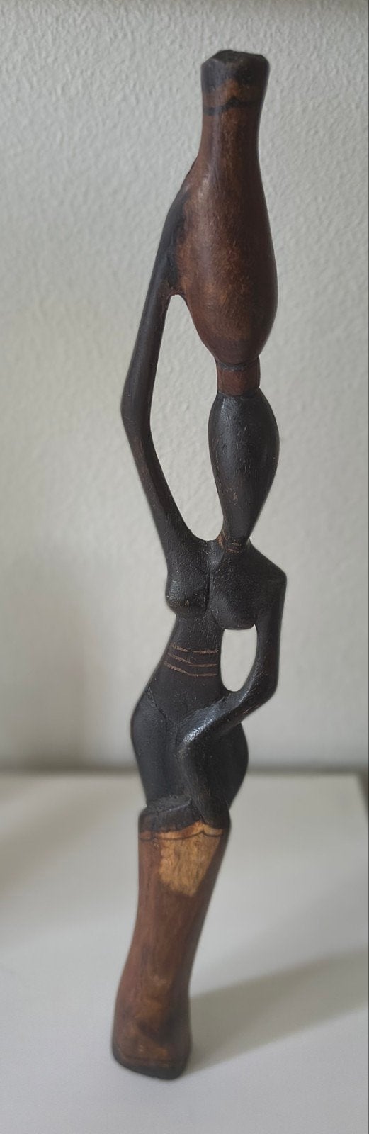Afrikaans houten beeld: Vrouw met kruik op hoofd, Antiek en Kunst, Hout, Ophalen of Verzenden, Meerkleurig, Houtsnijwerk