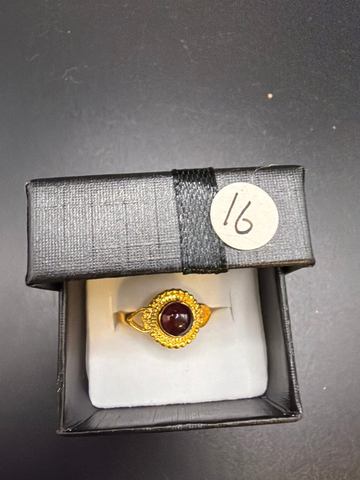 Vergulde messing ring met rode steen, Overige materialen, Gebruikt, Ophalen of Verzenden, Kleiner dan 17