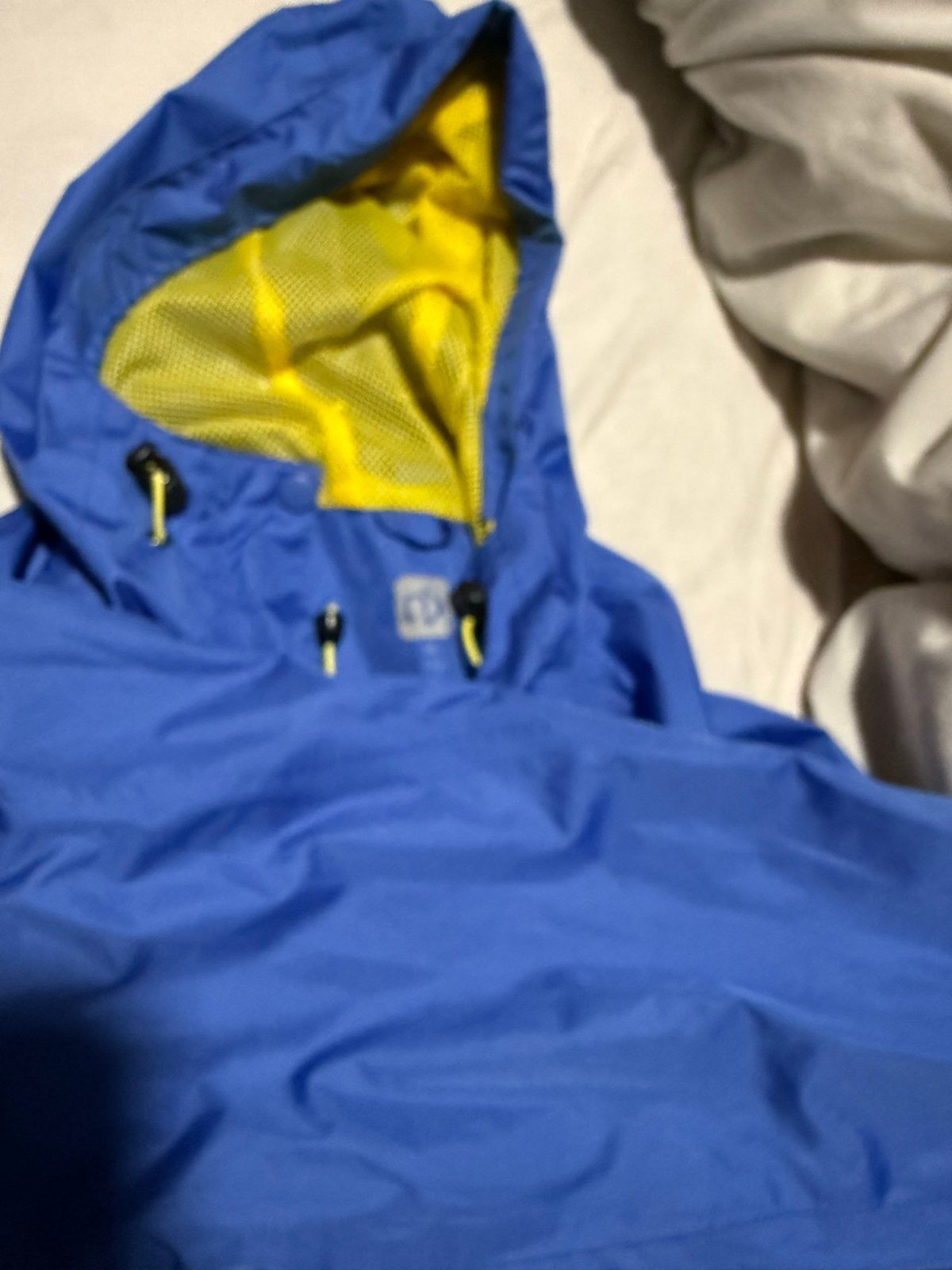 Blauwe regenjas met gele voering, maat M, Kleding | Dames, Ophalen of Verzenden, Gedragen, Maat 38/40 (M), Blauw