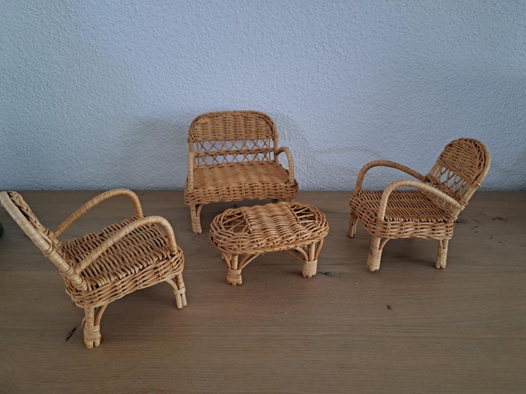 Set rotan meubeltjes Fleur poppenhuis Barbiepoppen 4 stuks, Ophalen of Verzenden, Gebruikt, Toebehoren