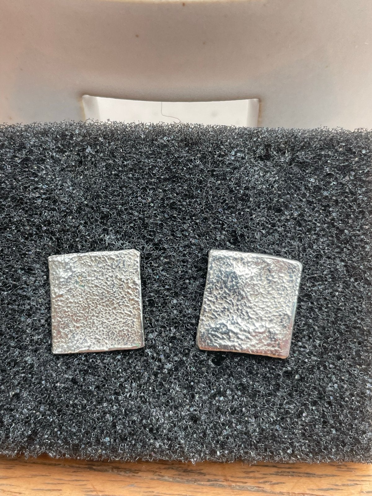 Zilveren oorknoppen, handgemaakt door edelsmid, Ophalen of Verzenden, Zo goed als nieuw, Zilver, Knopjes of Stekers