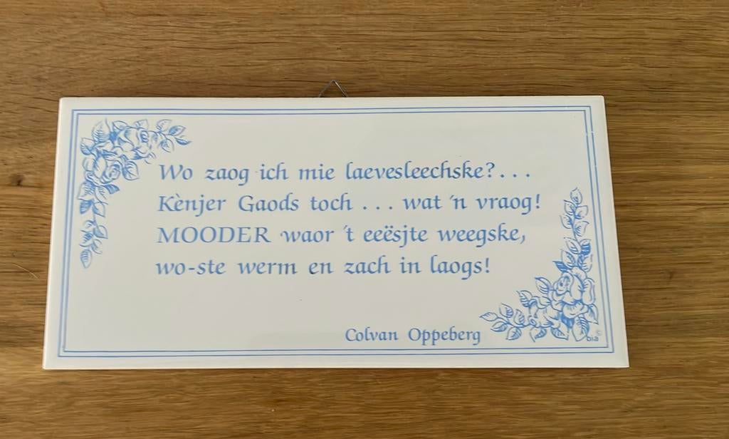 Tegel met spreuk: wo zaog ich… Colvan Oppeberg, Ophalen of Verzenden