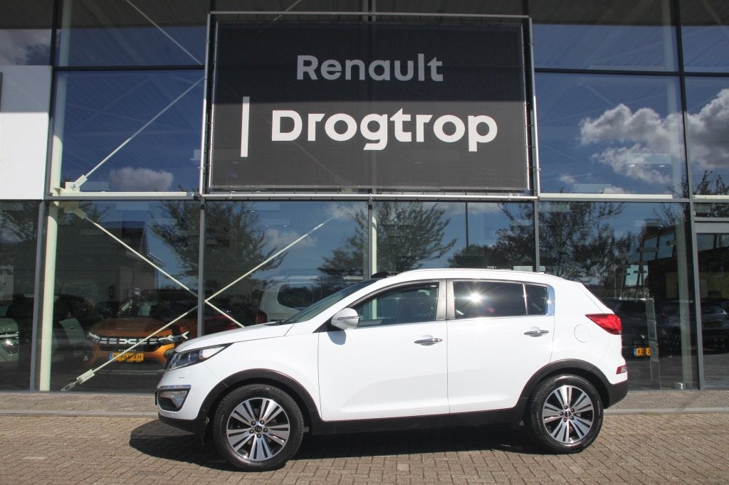 Kia Sportage 166PK-BUSINESS PLUS-AUTOM-136DKM-NAVI-SCHUIF/KA, Auto's, Gebruikt, Zwart, 4 cilinders, Leder en Stof