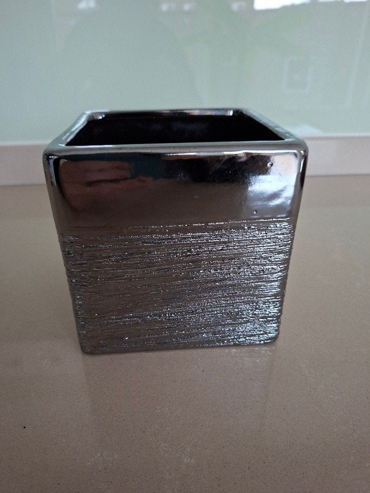 Zilver kleurige bloempot., Rond, Ophalen of Verzenden, Aardewerk, Minder dan 40 cm