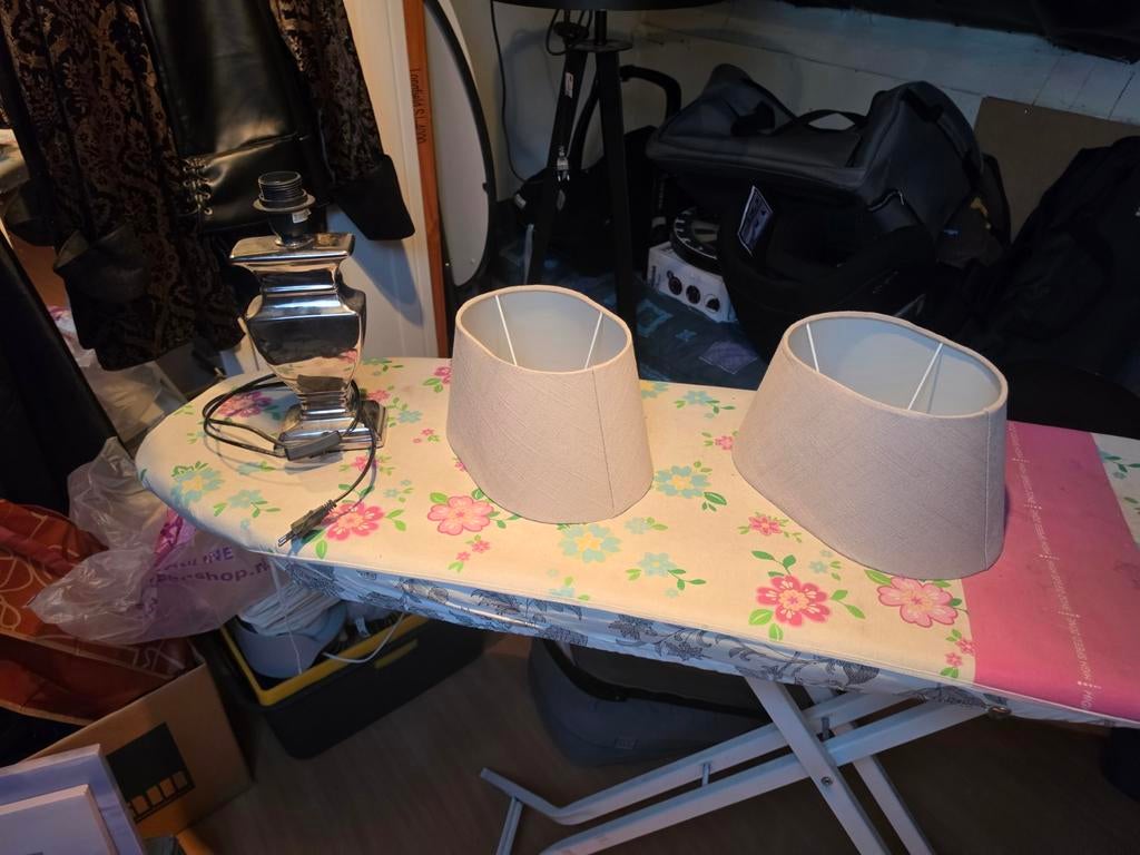 1 lamp met 2 lampenkappen zie foto,s., Ophalen