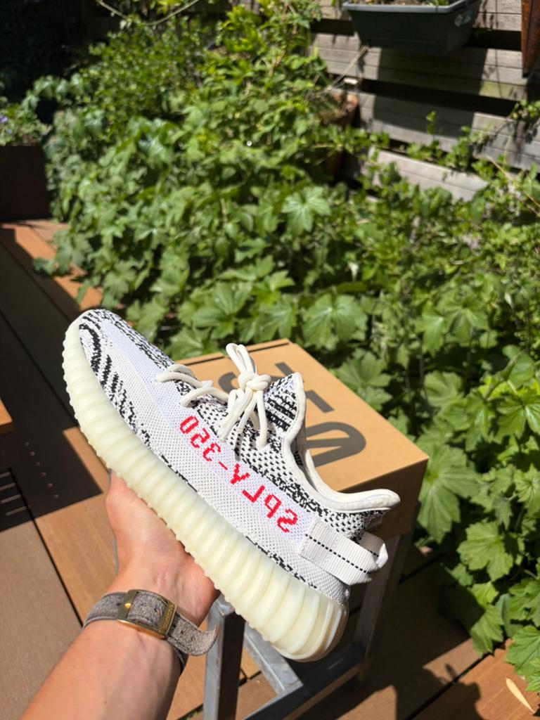 Adidas Yeezy Boost 350 V2 Zebra - Maat 42 - Nieuw in doos, Ophalen of Verzenden, Nieuw, Wit, Sneakers of Gympen