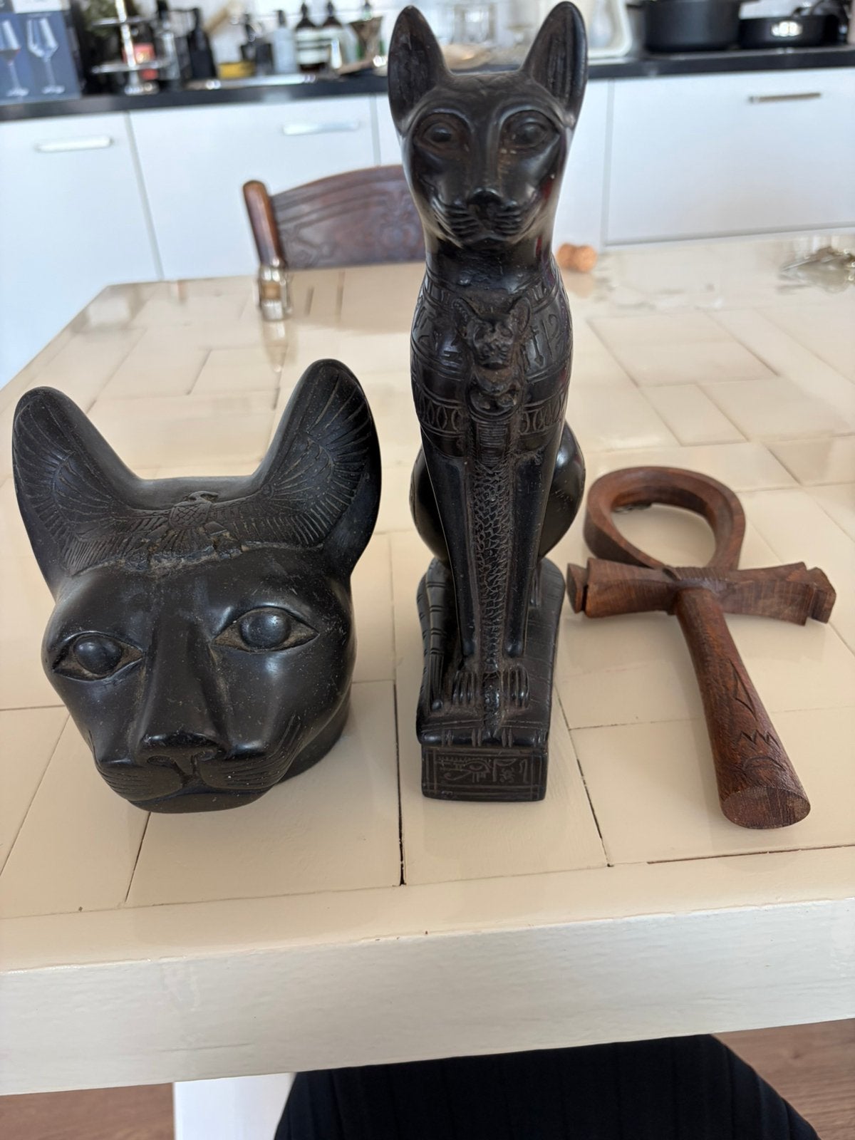 Massieve Egyptische beelden met houten Ankh, Antiek en Kunst, Kunst | Beelden en Houtsnijwerken, Ophalen of Verzenden, Steen of Keramiek