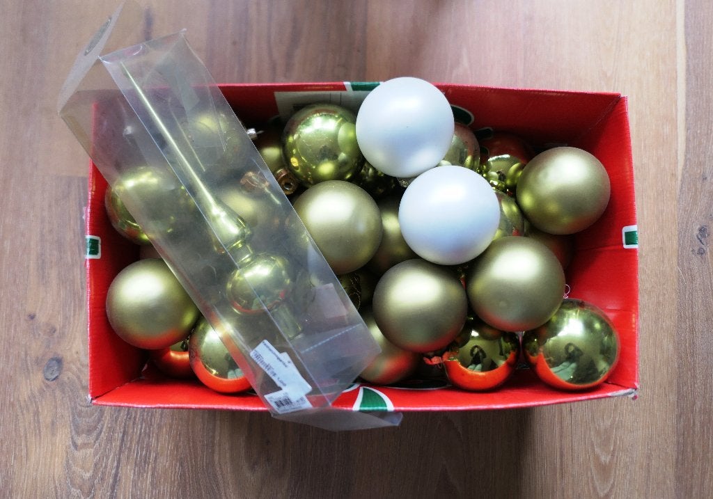 Doos met kerstballen en piek - Goudgroen en een paar witte, Ophalen, Zo goed als nieuw