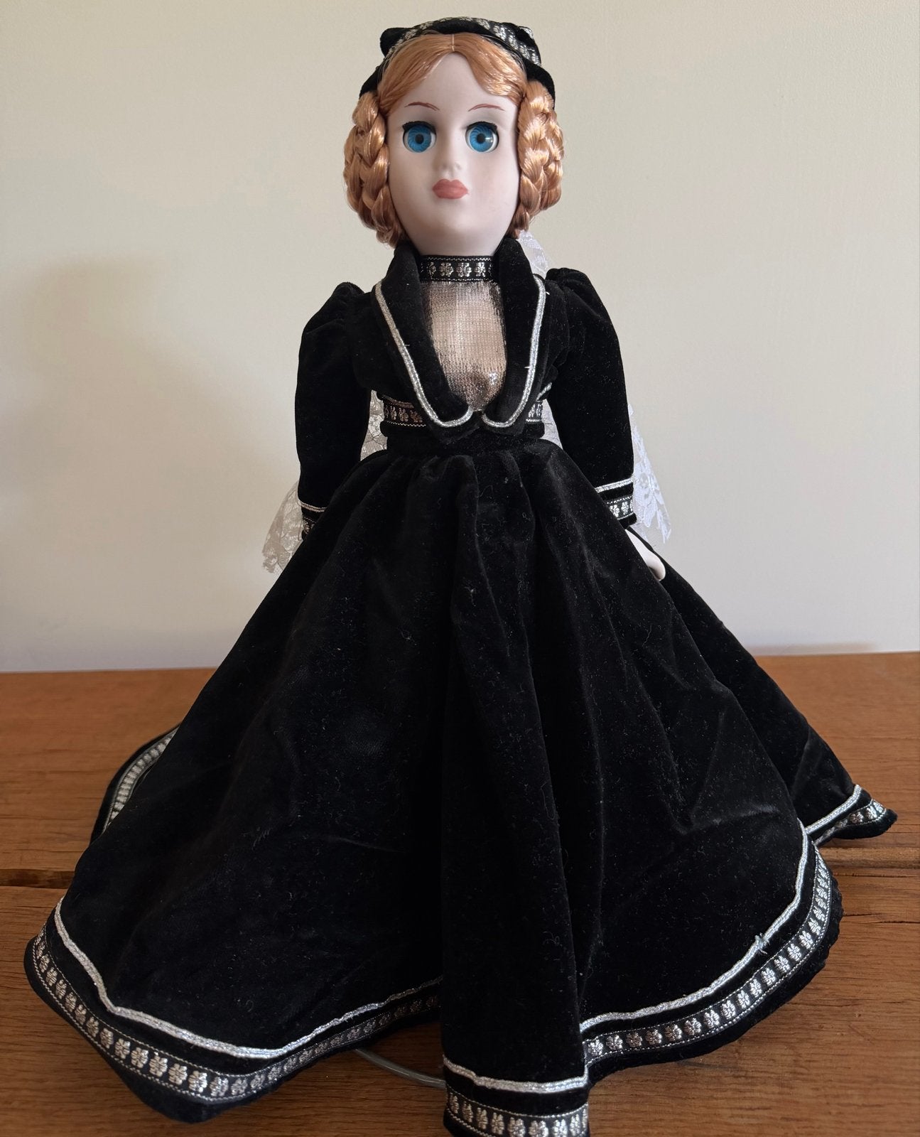 Vintage Porseleinen Pop in Zwarte Jurk met Kant, Ophalen, Zo goed als nieuw, Overige typen