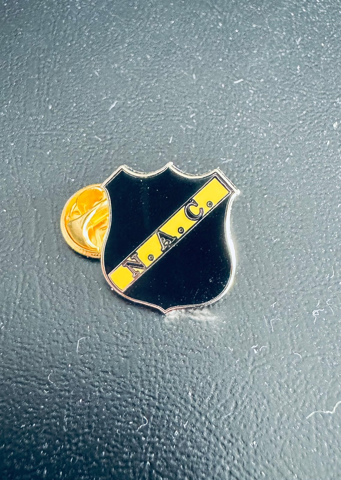 NAC Breda voetbalpin, Verzamelen, Speldjes, Pins en Buttons, Ophalen of Verzenden, Zo goed als nieuw, Sport, Speldje of Pin